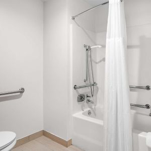Queen Room Accessible Tub